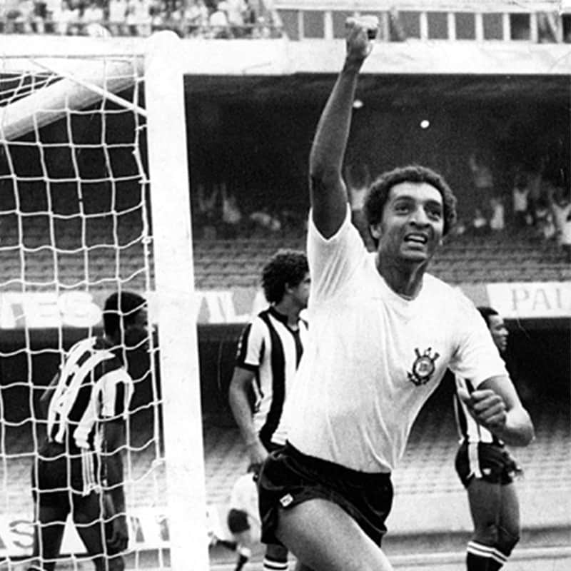 コリンチャンスさんのインスタグラム写真 - (コリンチャンスInstagram)「Hoje é aniversário de um dos maiores heróis do Corinthians! @basiliopedeanjo, aquele que tirou o Timão da fila e se tornou o ídolo dos nossos ídolos, completa 72 anos! Parabéns, Pé-de-Anjo! 🎂🎈🎉🎁⠀ ⠀ #ParabénsBasílio ⠀ #VaiCorinthians」2月4日 22時00分 - corinthians