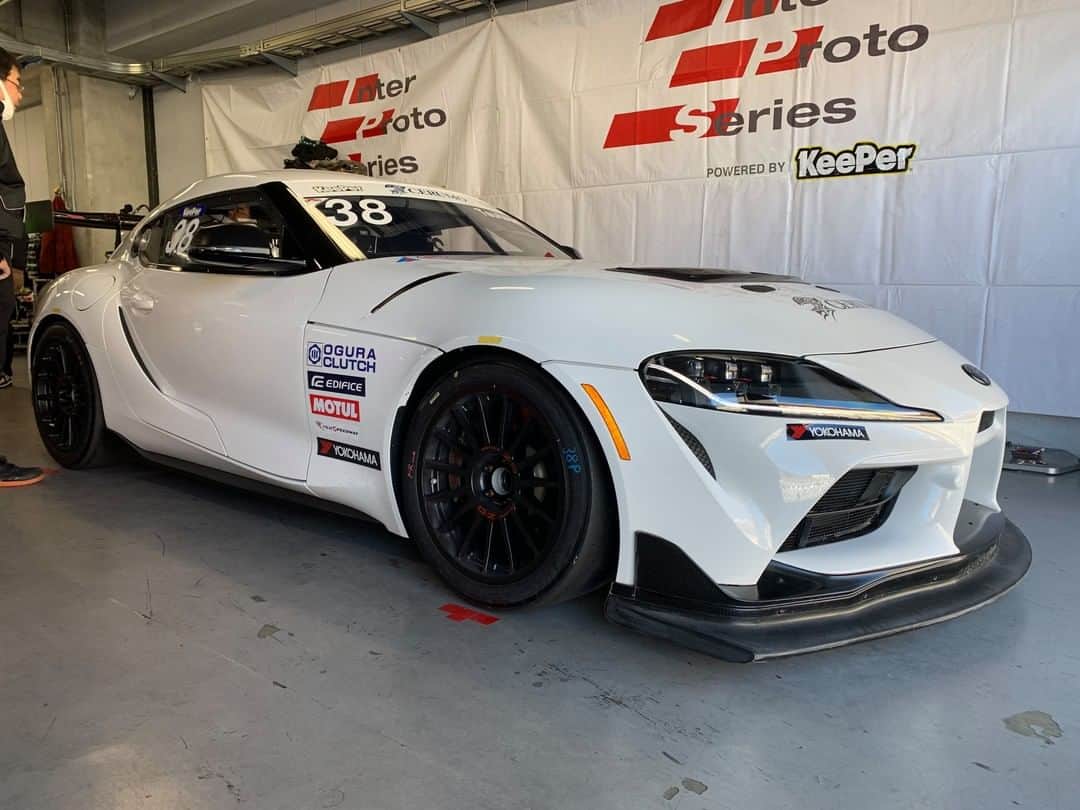 のインスタグラム：「【GR Supra GT4】 . Super GTやスーパー耐久でもおなじみGR SUPRA。 そのGR SUPRAにはGT4車両の設定があります。 . GT4とは市販車をベースとし改造範囲が限定的なレース車両の規定です。 GT4車両を用いたレースは世界各国で開催されており、GR SUPRA GT4の国内レースでの更なる活躍が楽しみですね。 . 写真はCERUMOのGR SUPRA GT4!!! . GR SUPRAにもMotul!! . #Motul #MotulJapan #PoweredByMotul #CERUMO #tgrsupra #grasupragt4 #supragt4 #GRスープラ #GRスープラGT4 #a90supra #a90スープラ  #クルマ好きな人と繋がりたい #車好きな人と繋がりたい #モータースポーツ好きな人と繋がりたい #レース好きな人と繋がりたい #スープラ好きな人と繋がりたい #高性能オイル #オイル交換 #モチュール」