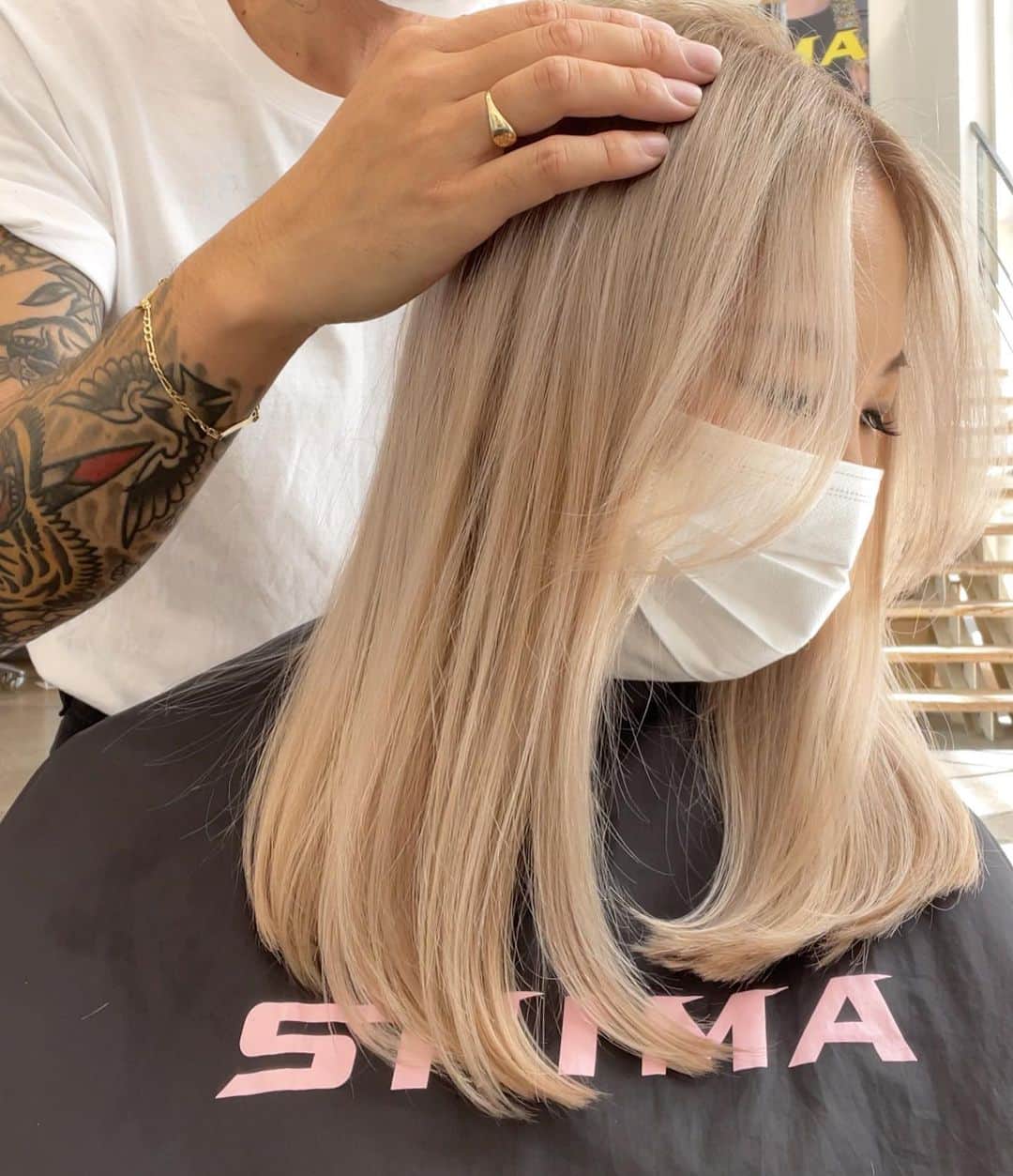 神能裕貴のインスタグラム：「🌫 Platina blonde 🌫 ◉根元からややグラデーションになるプラチナブロンドで、立体感かつクールな印象へ. ◉顔が明るく見え、肌が綺麗に見える！ ◉自信と魅力のある女性.  以上の効果が期待できます💫  #effortlesscut#balayage#highlight#shadowroot#ombre #オンブレ#オンブレカラー#ハイライト#バレイライト#バレイヤージュ#海外ヘアー#リアル海外ヘアー#ラフカット#エフォートレスカット#ラフで適当がカッコいい#ラフで色気のあるヘアー#キャメルブラウン#SHIMA#色気#セクシー#sexy#ラフ#クール#髪型ではなく色気を買う時代」
