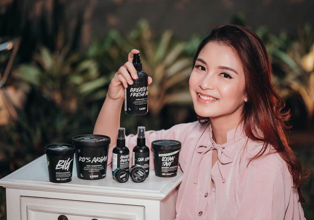 チェルシー・オリビアのインスタグラム：「Cherish yesterday, Dream tomorrow, Life today.. Pandemic gak bisa kemana-mana? Kangen belanja dan makan cemilan negara Kangguru? Langsung kepoin aja IG @misstip.id, jastip terpercaya yang rutin open PO AUSTRALIA FIRST HAND dengan produk-produk yang variatif. Ada lush, bonds, vitamin-vitamin (seperti blackmores, naturesway, swisse, sambucol dll), kids toys, smiggle, snack Import dan beragam lainnya yang kamu mau ❤️ . . . Handled by @iconic_sister」