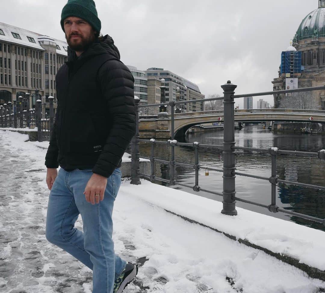 アレックス・ペティファーさんのインスタグラム写真 - (アレックス・ペティファーInstagram)「⛄️- Berlin   #berlinboy #snowwhite」2月4日 22時13分 - alexpettyfer