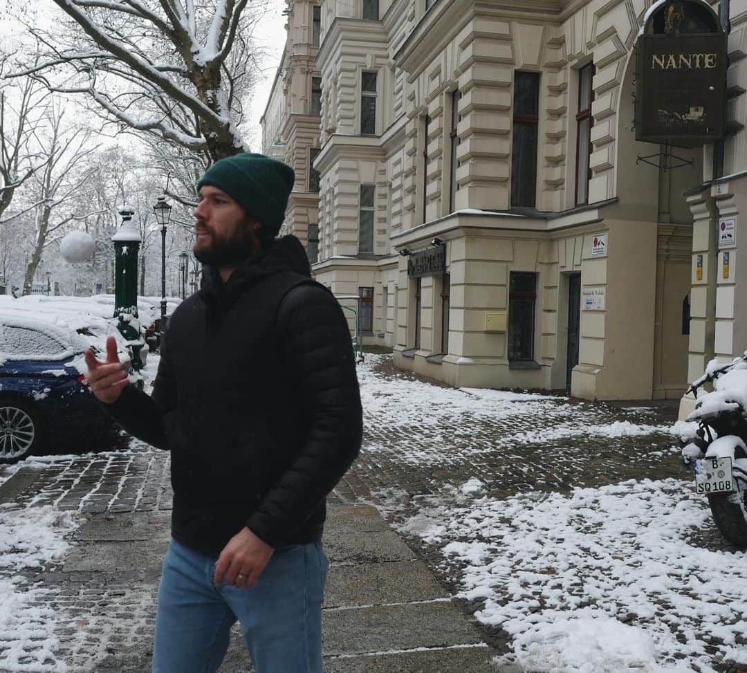 アレックス・ペティファーのインスタグラム：「⛄️- Berlin   #berlinboy #snowwhite」