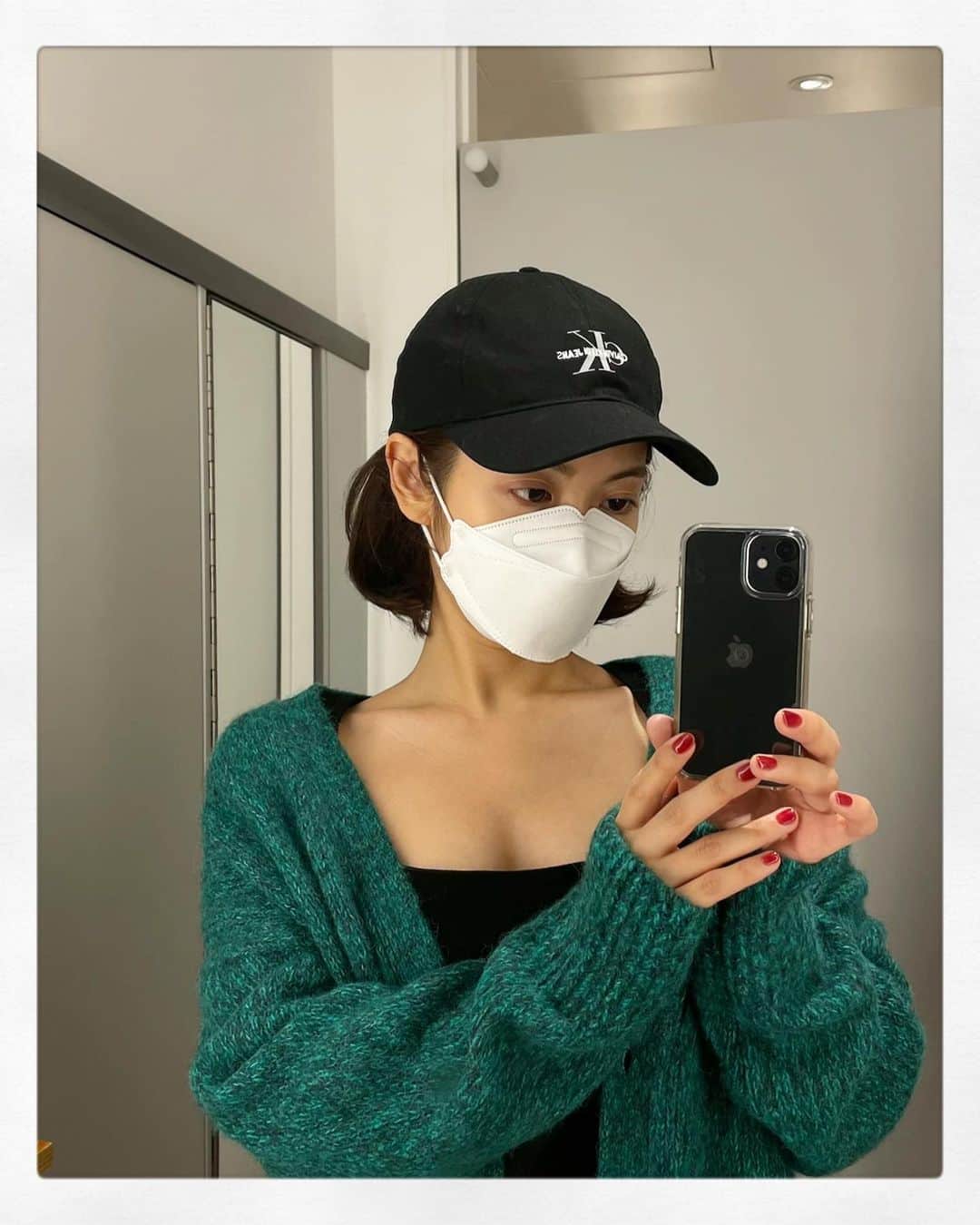 パン・ソヨンさんのインスタグラム写真 - (パン・ソヨンInstagram)「. 춥고 눈이 와도  입춘은 입춘인가벼   예쁘지만 나한테는 따꼼한 니트 이 또한 봄 같구나   손톱에 투명한 석류 알맹이들 ❤️❤️❤️❤️❤️  #마틸다#마틸다네일샵#젤네일#시럽네일  #입춘#봄」2月4日 22時13分 - banso