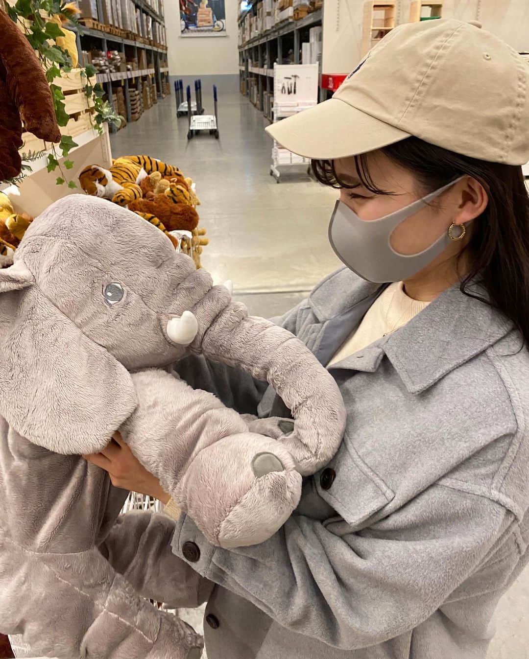 加藤早和子のインスタグラム：「❤︎ この間、人生初のIKEAに🟡🔵  可愛い家具が沢山あったので 自分が一人暮らしをしたらこんなお部屋にしよう…と 想像が膨らみました😌💭  写真は可愛い象🐘 とツーショット✌︎  . . #時差投稿 #時差 #青山学院大学 #女子大学生 #iphoneカメラ #ikea #いいね返し #as_archive #as_picture #portrait_mood」