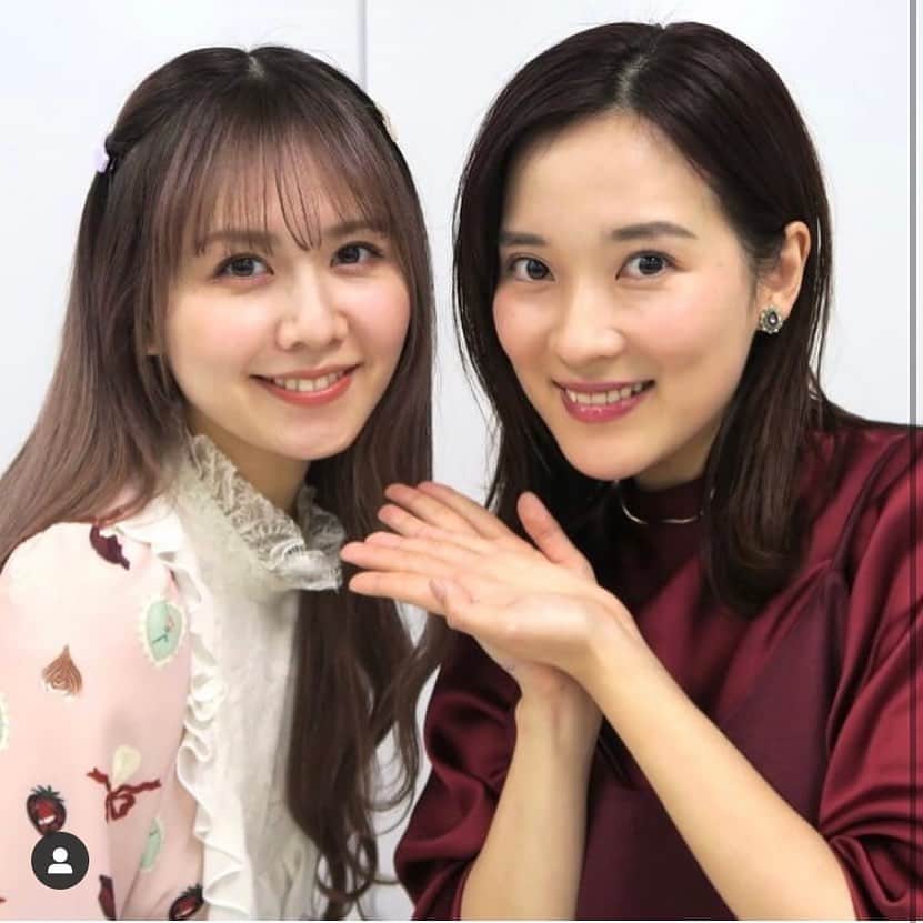 亜希子のインスタグラム：「東急百貨店さん(@the_scramble )からご依頼頂き、佐藤すみれちゃん(@sumiresato_official )と共にバレンタインの最新チョコレート取材しました。  今回、わたくし執筆・取材・撮影と全て担当したのですが、あまりにも眼福で、一眼カメラのデータフォルダがすみれちゃんとチョコだらけ🥺w   マジで久しぶりの撮影で、カメラ持つ手に力が入った🥴(ゴリゴリのライター業)  すみれちゃんは妹のように可愛らしく、しかし、自分の道をしっかりと生きていらっしゃりとても尊敬もしており…🌝🍀  『アイドル、やめました。AKB48のセカンドキャリア』にもトップバッターで出てくださっております😉  ちなみに頬袋いっぱいにショコラを頬張るすみれちゃん、ハムスターみたいで可愛かったです🐹はわわ〜💖  亜希子のTwitterより、ぜひご覧あれ🌞」