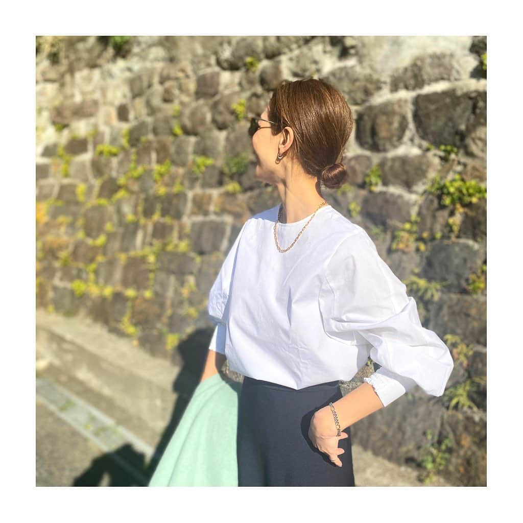 稲沢朋子さんのインスタグラム写真 - (稲沢朋子Instagram)「お団子ヘアがキレイに出来るようになった💚 カラーも良い感じに仕上がってきました☺️👍 今日は暖かかったな〜日向ぼっこ☺️ 風が強かったけどストールがあれば十分な日でしたね☺️  ブラウスとスカートは @newans.official  ストール　@asaucemeler  👠　@pellico_japan  🕶 @celine  #newans」2月4日 22時06分 - ina_tomo