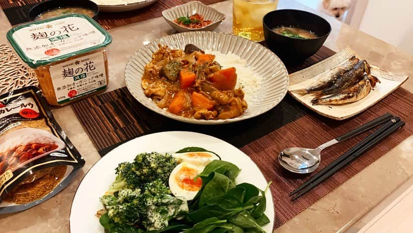 川口優菜さんのインスタグラム写真 - (川口優菜Instagram)「ダイエット中の夜ご飯🍚🥗  カレー🍛って満足度高いけどカロリー高いよね。 って思ってたらヘルシー系のスーパーで無添加のカレー粉をみっけたの✨✨こうゆうのすぐ集めちゃう〜  夜は白米カットの代わりにカリフラワーライス🤍　 カロリー27kcal😫  なかなか体重落ちなかったけど、 小さなことを気をつけたらすっと落ちてくれた〜  味噌は無添加オーガニックのもの🤍🤍 キノコ🍄沢山入れて快便作戦 また色々食事のことはアップしていこうかな😳🌼✨  #dietmenu#japanesefood#model#healthyfood#eathealthy  #オーガニックレシピ#無添加生活#花粉症対策#ダイエットメニュー #無理なくダイエット#楽しくダイエット#diet#health」2月4日 22時06分 - yuna.kawaguchi