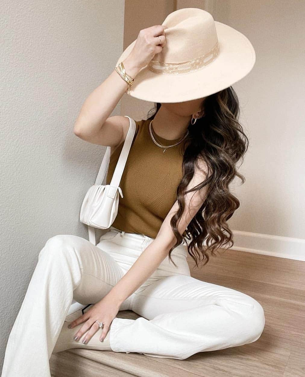 のインスタグラム：「Your daily dose of chic 🤍✨⁠ @karenxolea  Shop Item #: 1923665  #SHEINgals #SHEINstyle #SHEINSS21 #chic #MyMOTF」