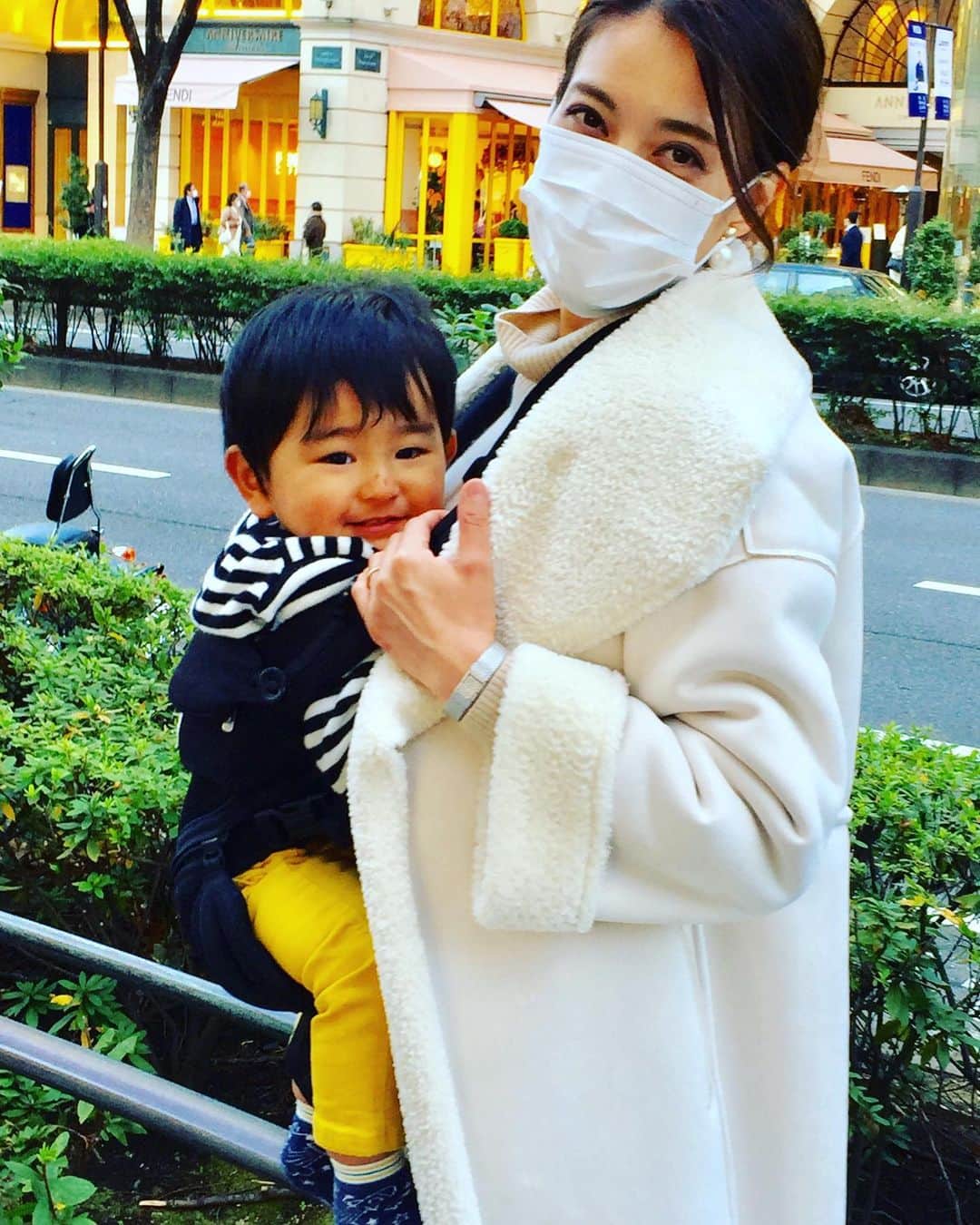知念芽衣のインスタグラム：「久々の表参道へ。  ん？ なんか、息子、 すごく頭が？顔が？ でかくない⁉️  と思った一枚😂  #ひとのこと言えないけど   顔だけ見ると、1歳には見えない、 、、ってよく言われます😂  抱っこされてるの、なんか、変😂  #1歳3ヶ月」