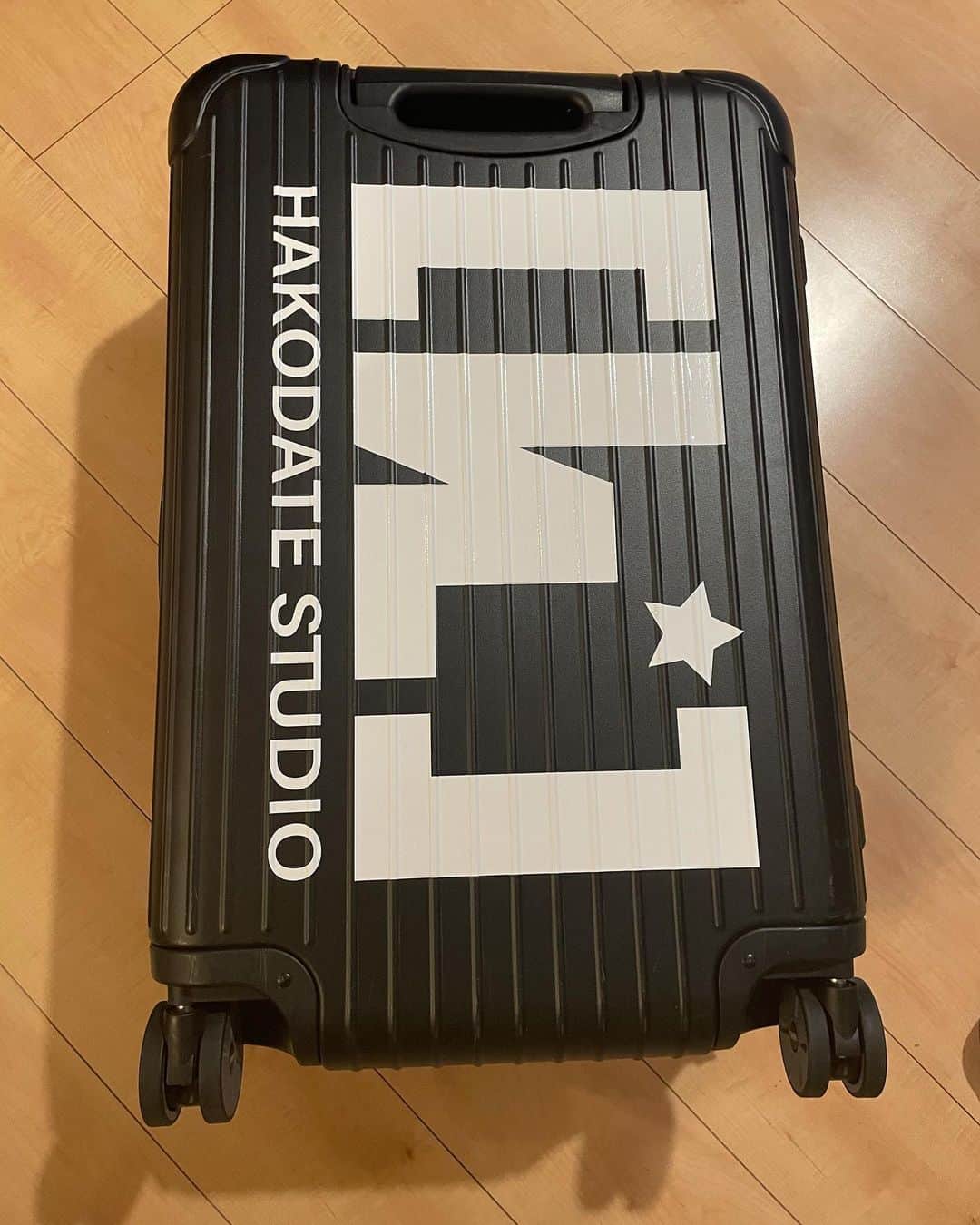 TERUのインスタグラム：「^_^  特大なステッカーを作ってみました。  #hakodatestudio」