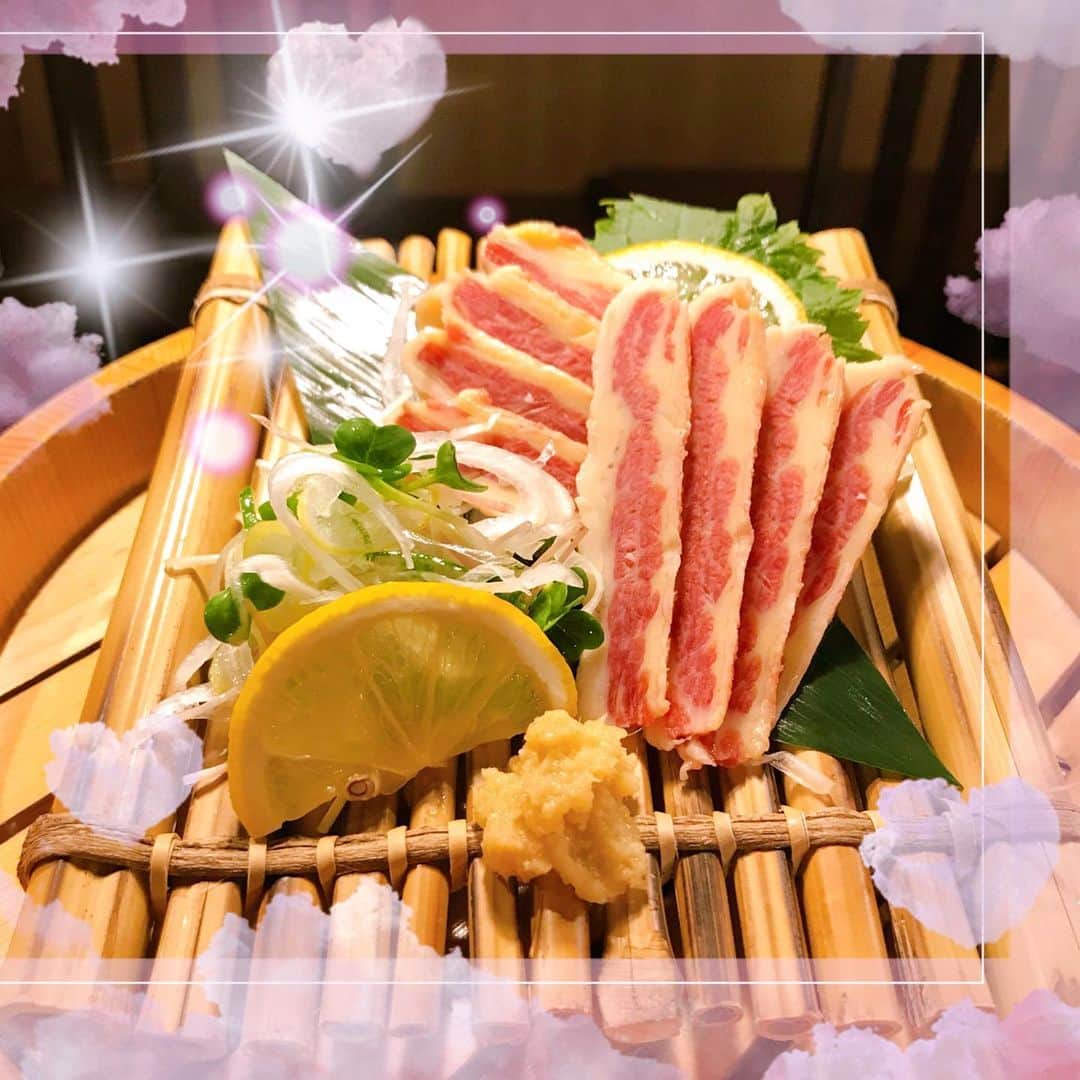 うまかもん九州料理 九州魂天王寺店のインスタグラム：「まいど九州魂（くすだま）天王寺店です！  鮮馬刺しは赤身以外も数種類ありま〜す！  写真はフタエゴというバラの部位で、脂の旨味と歯ごたえが特徴です！  僕は癖のあるものが好きな方なのでフタエゴ大好きです！  焼酎ソーダ割りと合わせたいですね〜  とくれば、明日もご来店お待ちしてます！  #阿倍野居酒屋 #阿倍野グルメ #天王寺グルメ #天王寺居酒屋 #B級グルメ #九州居酒屋 #博多もつ鍋 #九州魂天王寺店 #鮮馬刺し」