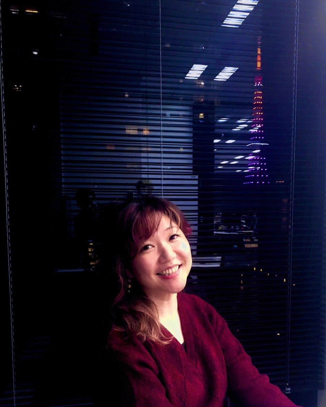有坂美香のインスタグラム：「レッスン後の私と東京タワー🗼 港区文化芸術フェスティバルのレッスンが終わる頃あたりはすっかり夜。毎回結構なワークですが心地よい疲労感😃　  2枚目は主宰する #有坂美香andthesunshowers より、アシストのジェントルマンお2人と。 🎹松下福寿　🎤@takedatoshiki  いつもありがとうございます！  Just me after giving zoom lessons for Minato ward Art Festival.  Second picture's gentlemen are my perfect asisstants.  Thank you for your support!!!  #港区 #港区文化芸術フェスティバル  #東京タワー🗼 #港区ゴスペルレッスン #港区観光大使 #有坂美香」