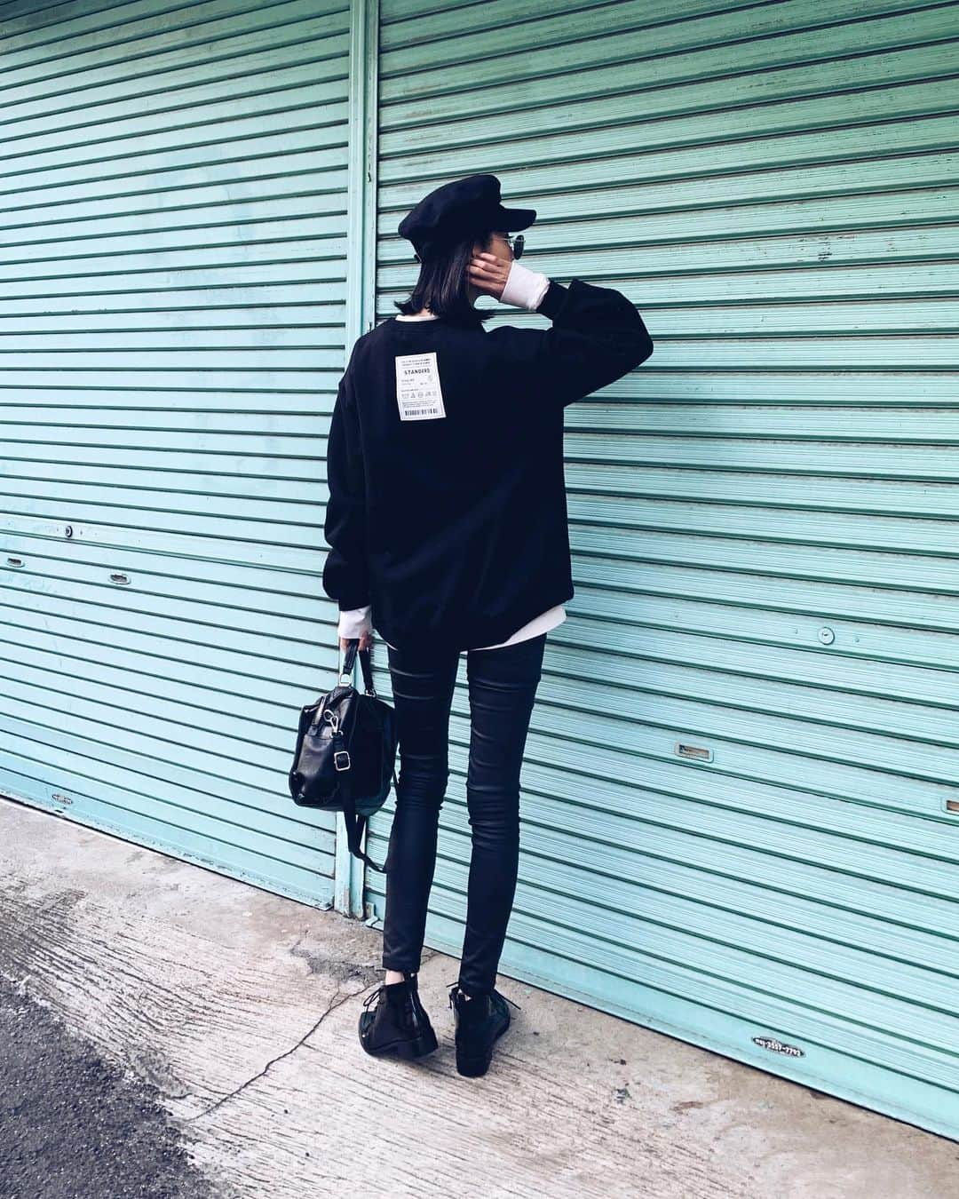 ALISA MATSUMURAのインスタグラム：「Style:) keep it simple…😎 . monotone×💚 .  sweatのインナーがほしくて Uniplo U のmen'sのロンTをお正月に 買ってて初おろし😀とてもいい👌 . 昨日はゆっくりお友達とランチ&カフェして 話したいことが山ほどあって たくさん笑ってすっきり😇ありがとう。 . お疲れさまでしたー☕️♫ . 📸　@p_ayaco_0402 💚 . #RULAHコーデ#RULAH_official#レザパン#スキニー#スウェット#UNIQLO#uniqlou #モノトーンコーデ#カジュアル#シンプル#す」