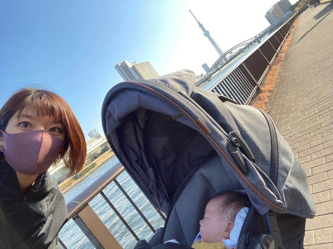 西谷綾子のインスタグラム：「🌈 ベビーカーでお散歩🌸  ちょっと振り返りからの今❣️📝 赤ちゃんとの生活🤱 最初はー‥抱っこ、授乳、おむつ替え、沐浴など 心配で肩の力が入ってたー🙈💦  はじめての母子同室は 私が寝ている間に何か起きたらどうしよう‥と 不安で眠れなかったなー🥺  今は色々慣れてきたけど☺️✨✨ 同じ日はないので日々試行錯誤😂‼️  何してもグズグズ🥺ギャン泣きの時 「大丈夫‼︎大丈夫だよ〜！」と言いながら 本当は自分に言い聞かせてる🙈✨  ベットに置く時、背中スイッチにドキドキ😂  スヤスヤ気持ちよく眠る顔を見ると 夜間授乳も頑張れる🤱💞  泣きながらのおならは笑わかせてくれます😂👌  #成長記録 #生後1ヶ月」