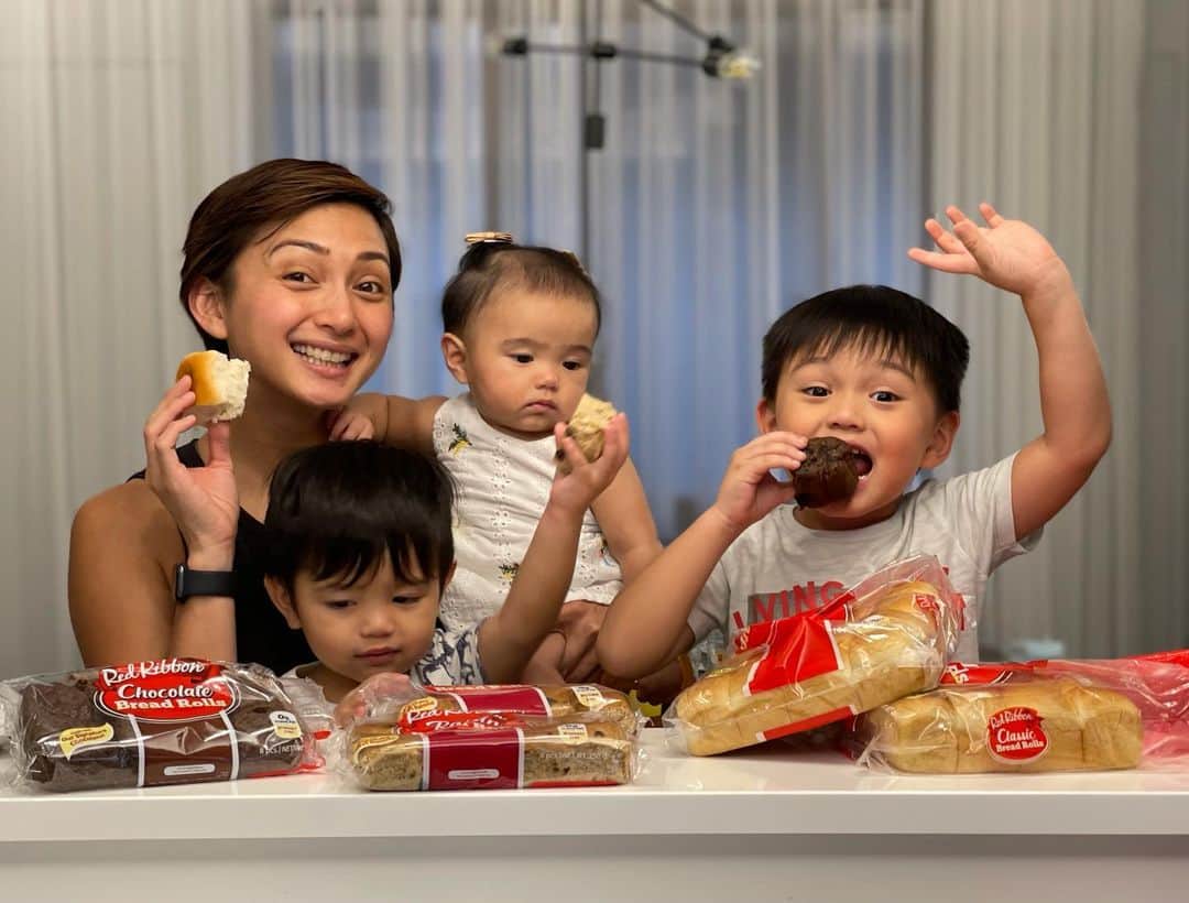 Iya Villaniaさんのインスタグラム写真 - (Iya VillaniaInstagram)「I’ve said it before, I am a sucker for good bread! It really is my weakness! And judging by how Alana is looking at that bread roll, seems like she feels the same way 😂 So happy about Red Ribbon’s NEW bread rolls that come in classic, chocolate and raisin! My goodness! Baked Soft and Delicious! Heat it up for 20secs and lather on the butter and you’ll finish the pack without realizing! My fave would have to be the Raisin Bread Rolls! Hahaa! Just. Can’t. Stop! Available now in all Red Ribbon stores! #RedRibbon #BreadRolls #BakedSoftDeliciousness  Or you can order through any of the following: Call #87777 (Metro Manila, Montalban and Rizal only) Order via GrabFood, FoodPanda or LalaFood App Order via Red Ribbon Messenger Ordering Service」2月4日 22時19分 - iyavillania