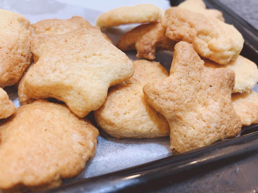 中村愛さんのインスタグラム写真 - (中村愛Instagram)「🍪♡ ・ ・ ・ 出来立ては何でも美味しい⭐️😂 てんちゃんとクッキー🍪作り。いびつです。 そして、thank youてスタンプ的なやつ押したのに反映されずw  #三度の飯より甘いもの  #2y5m」2月4日 22時20分 - nakamuramura_ai