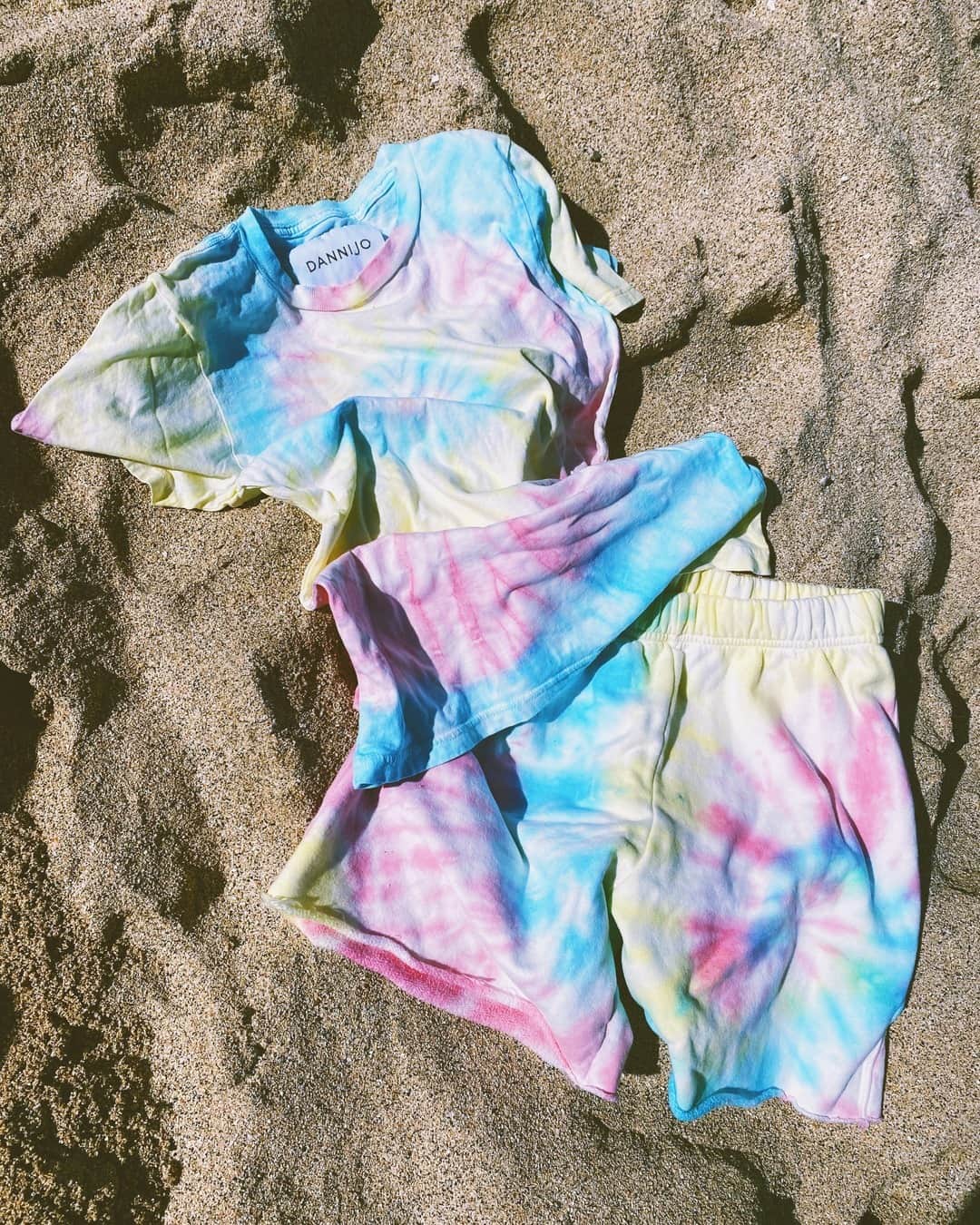 ダニジョーのインスタグラム：「Weekly wardrobe 🍭🔁 Anyone else have sweats on repeat?」