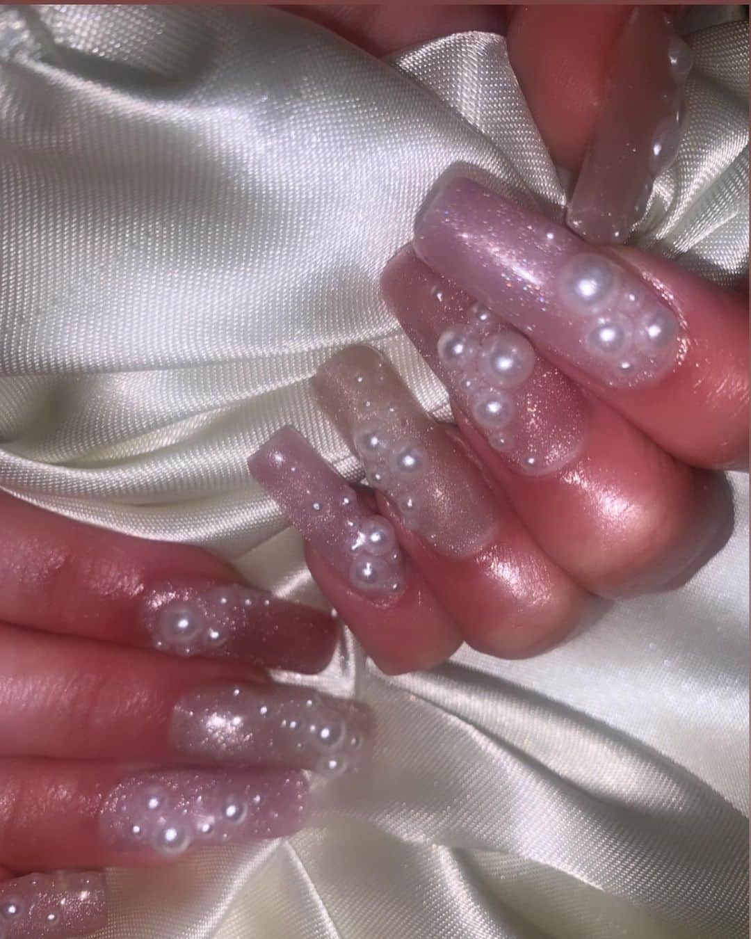 Mei Kawajiriさんのインスタグラム写真 - (Mei KawajiriInstagram)「Cute Pearl nails in the bed💤 @rowanblanchard #nailsbymei」2月4日 22時23分 - nailsbymei