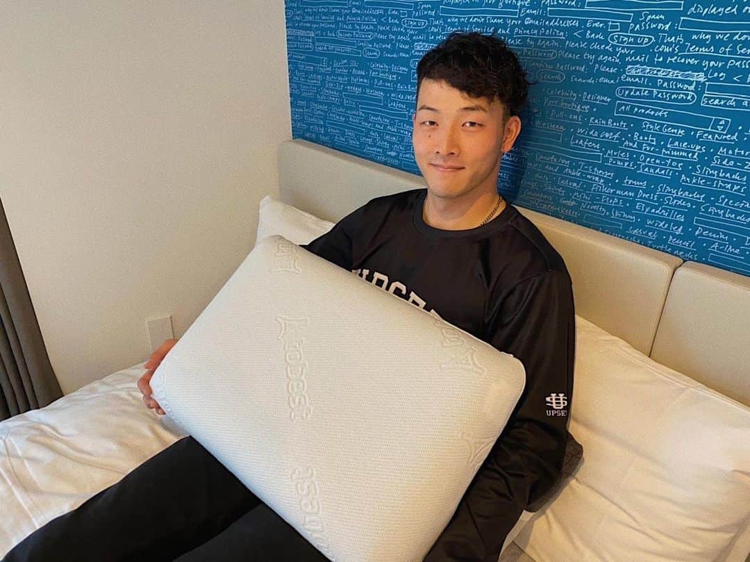 薮田和樹のインスタグラム：「. 第1クール終了！ コロナの影響でキャンプが無観客となり 少し寂しいのでここで遠征やキャンプの時の 必需品を紹介したいと思います！ まず絶対に欠かせないのが寝具！ ホテルによってベッドの硬さが違うので、 その影響を少しでも抑えるために 枕とマットレスを持ち歩いてます。 今年からは睡眠の質も測れるようになったので、 どんな数値が出るのか、 その数値と体の調子がどう関係してくるのか、 なども研究していきたいと思います！ ちなみにマットレスは高反発、 枕は低反発を使用しています！ 低反発といっても沈み込みすぎると 姿勢が崩れて寝違えたり 首、肩、腰が張ったりするので 適度に押し返してくれるアンセムピロー を使用しています🛌 #tobest #アンセムピロー #抗菌枕」