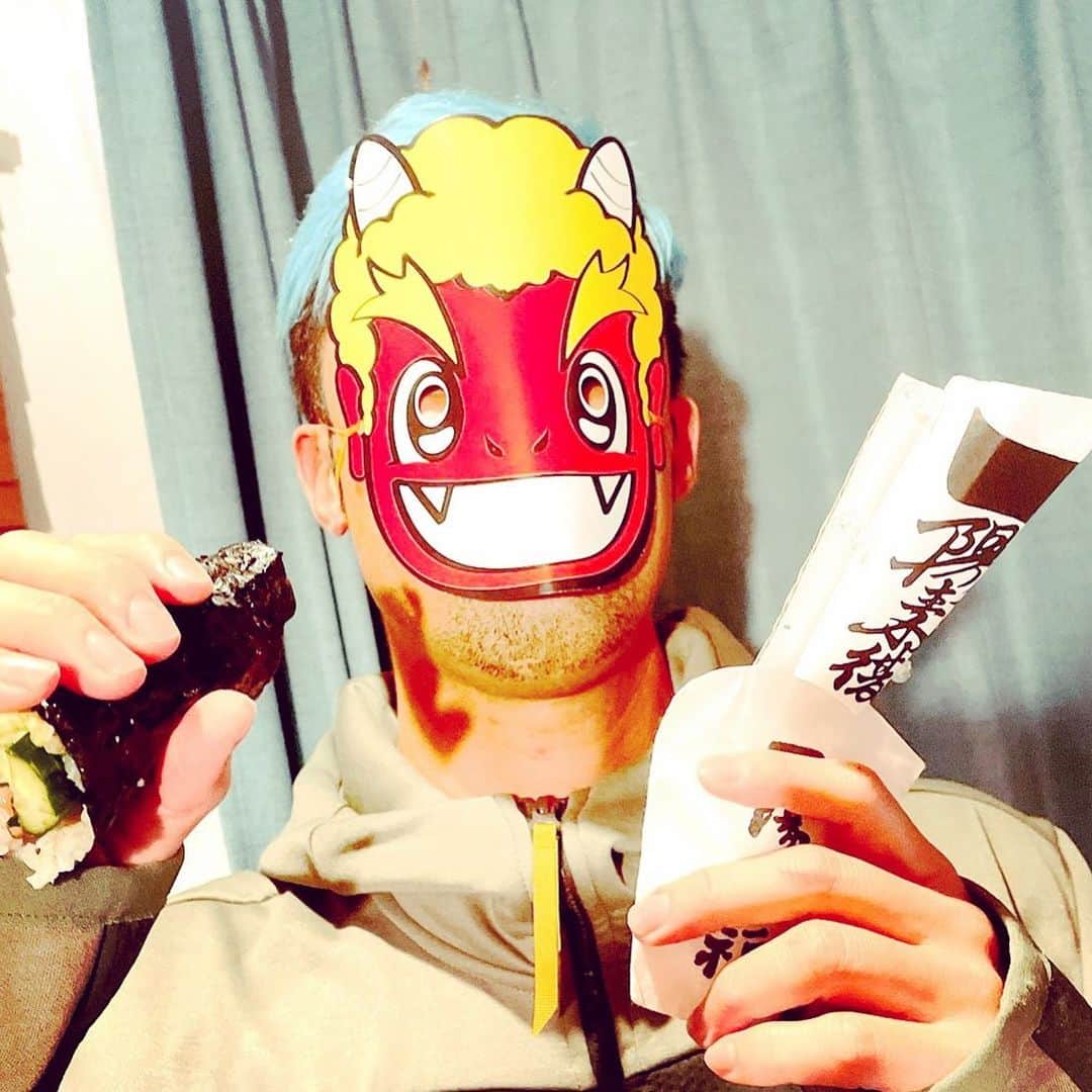 のインスタグラム：「先日は、 我が家もしっかり節分をしましたっ！！ 👱🏽‍♂️🤜🏽🤜🏽🤜🏽👹 豆まきをして、 相方が作った恵方巻きを、 南南東の方向を向いて食べて、 ロックも一緒に豆を食べましたとさっ！🐶  #tokyo #japan #fashion #lifestyle #ライフスタイル #節分 #東京」