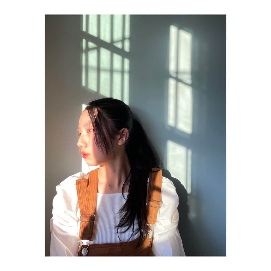 宇佐美空来さんのインスタグラム写真 - (宇佐美空来Instagram)「陽があたって眩しかった  そんな顔。  壁の影がとてもいい感じだった。  ママは写真を撮るのがとても上手です📷  #宇佐美空来 #マジパン #マジパン新メンバー #影 #中学生女子 #JC1」2月4日 22時27分 - sora_usami