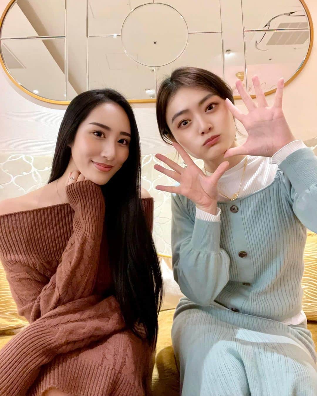 𝐾𝐴𝑁𝐴𝐸のインスタグラム：「𝒄𝒉𝒐𝒄𝒐𝒍𝒂𝒕𝒆 × 𝒎𝒊𝒏𝒕  #チョコミント カラー🤎👯‍♀️💚  もうすぐバレンタイン🍫💖 今年は予定ないから姉とチーズケーキ作って 周りに配ります🤤🧀笑  #ブラウンコーデ #チョコミント #オフショルダー #黒髪 #黒髪ロング #ロングヘア #ニットコーデ #ニットワンピース #チャイボーグ #japanesegirl #chinesegirl #friends #chocolate #mint #color #ootd #데일리패션 #옷스타그램 #셀카 #카페」