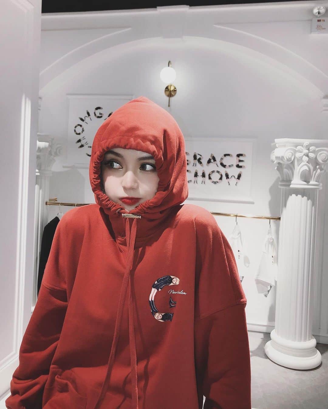 Grace Chowのインスタグラム：「這次我和MF by GCDC @mfamsterdam 合作了聯名系列，推出「MF x GRACE CHOW 」T-shirt、帽T、羽絨外套等話題單品！短版款式現在已經可以搶先在MF官網和蝦皮購買啦～！  明天MF旗艦店也將在台北東區盛大開幕，小夥伴們有空可以去店裡逛逛喔！」