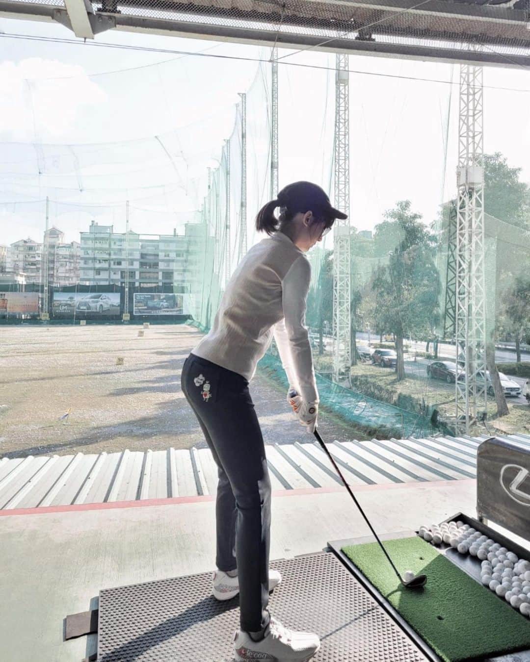特蕾沙（Teresa）のインスタグラム：「A lovely day for golf⛳️  #練習 #golf #特特的ootd」