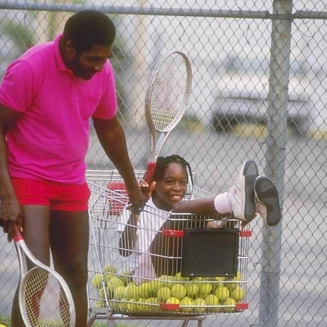 ビーナス・ウィリアムズさんのインスタグラム写真 - (ビーナス・ウィリアムズInstagram)「My dad wasn’t afraid to take a risk and do something never done before in the sport of tennis. Always take the risk and the leap, it pays off. Thank you dad so grateful! #tbt #blackhistorymonth #family」2月4日 22時28分 - venuswilliams