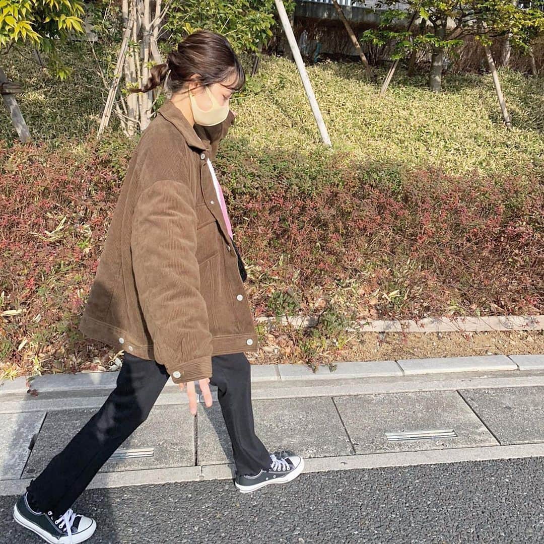 m.a.c.o.zのインスタグラム：「久しぶりに ちゃんとヘアアレンジ . . パンツも細く見えて最高なやつ♡ 安い履きやすい！ . .  #スニーカー女子#スニーカーコーデコンバース#コンバース女子#メンズライク#メンズコーデ#キャップコーデ#キャップ女子#グレイル購入品#グレイルコーデ#プチプラコーデ#ジャケット#フリークスストア#GRL#グレイル」