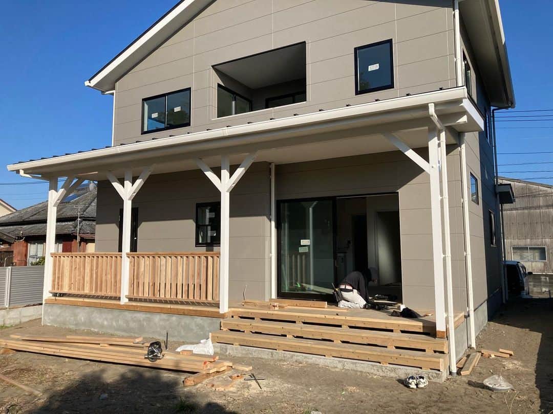 日大建築のインスタグラム：「宮崎市新築工事。 ウッドデッキ施工中‼︎  #日大建築#カリフォルニアスタイル #サーファーズハウス新築#注文住宅#宮崎市#モダン#オシャレ#ビーチ#海#surf #ハワイ#アメリカン#大工#建築#設計#ウッドスタイル#中古住宅#リフォーム#リノベーション#カバードポーチ#ウッドデッキ#ヘリンボーン#マイホーム#家造り」
