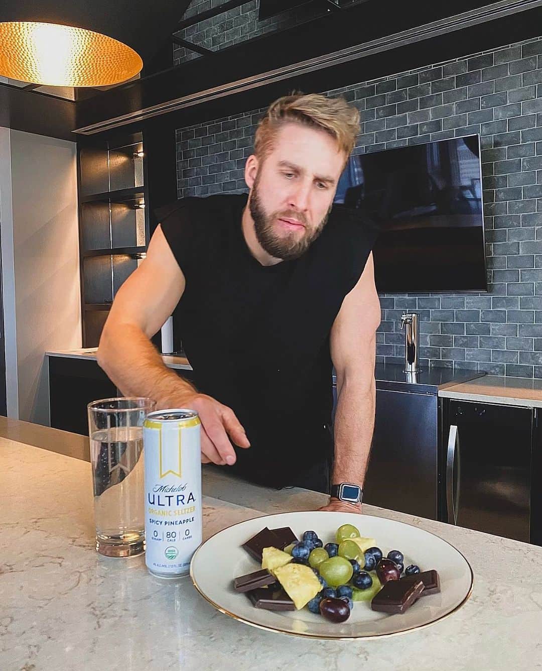 ショーン・ブースのインスタグラム：「Tough choosing my next bite, super easy choosing the right seltzer because @MichelobULTRA #ULTRAOrganicSeltzer is made with real fruit flavors, 80 calories, 0g carbs, & 0g sugar and USDA Organic certified! #AsRealAsItTastes #ULTRAAmbassador」