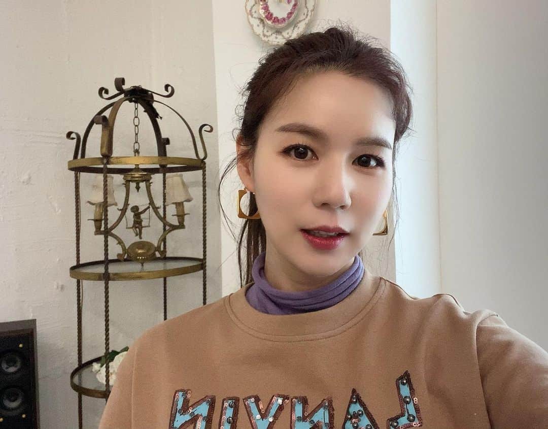 パク・シウンのインスタグラム：「#막간셀카 😋 #오늘도힘내세요 ‼️ #haveaniceday 🤗💕」