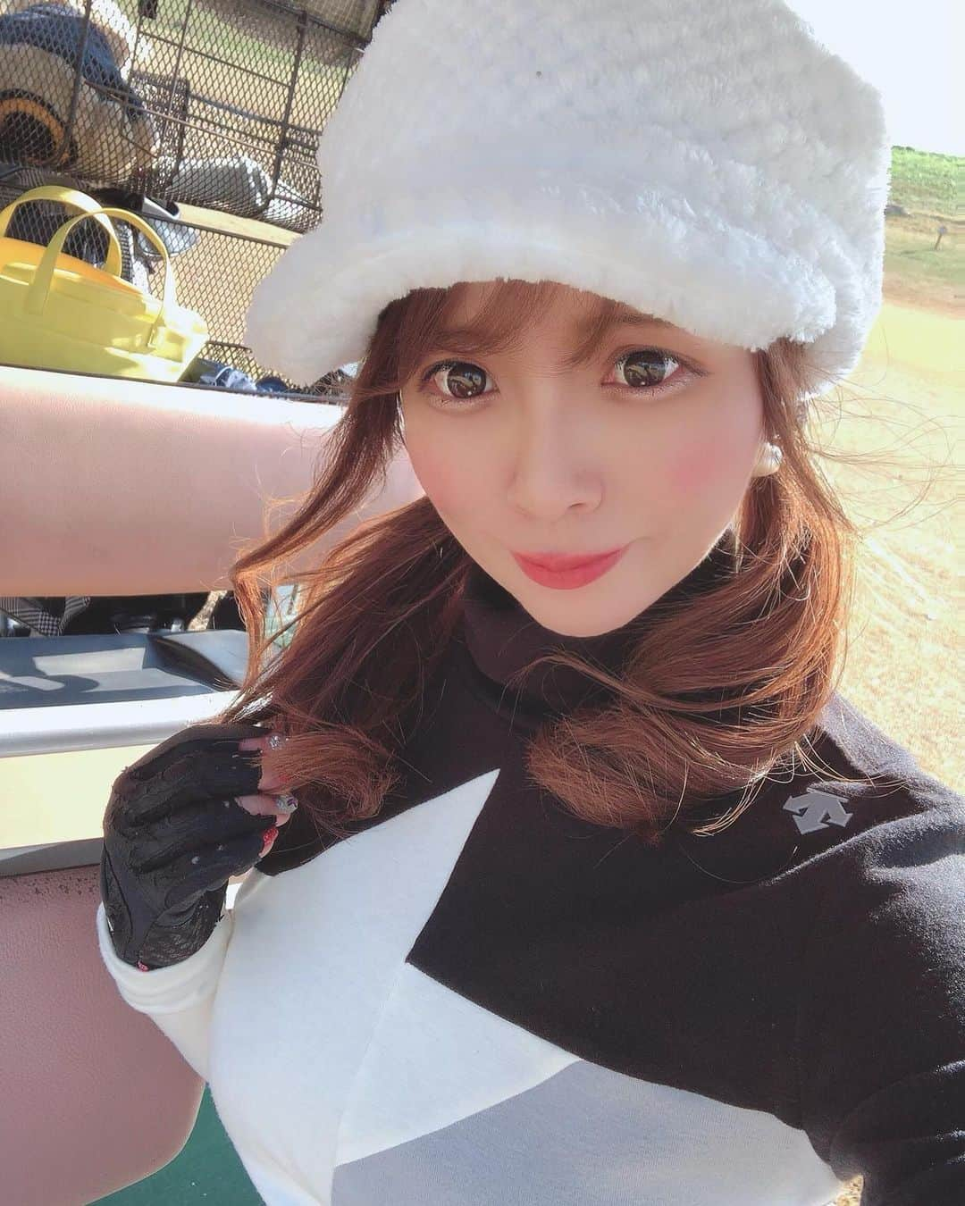 MIKIさんのインスタグラム写真 - (MIKIInstagram)「* 皆様のスイング動画やベスト更新、ラウンド楽しかった〜ていう投稿を見て、日々癒されてます🤤🤍すごい!てなるし私も頑張らないとなあて勝手に励まされることが多く🙇🏻‍♀️💭3月、皆様に褒めていただけるように練習頑張るぞ💪🏻💪🏻  * 最近はめっきりお家と職場を行き来する毎日で、楽しみはお預け状態…🐕🐾そんな中で #clubhouse を始めて寝不足に陥って沼状態におります!🍨💓最初はみんなそうなのかなあ🥸? でも、同じ趣味や異業種の方と手軽にお話できたり、自分にとって有益な情報を聞くこともできて知識の吸収や学ぶ機会にも繋がる📚これらのことが、ボタン1つで叶っちゃうんだもんなあてしみじみ感動🐶🌟  * 何事もバランスだと思うので程々にしないと〜て思いつつ…🤦🏻‍♀️🤍  * #ゴルフ #ゴルフ女子 #女子ゴルフ #ゴルフウェア #ゴルフコーデ #ゴルフ初心者 #インスタゴルフ #ゴルフ好き #ゴルフ好きな人と繋がりたい #reginagolf #vg_fashion #みんなのゴルフ女子 #xxio  #20代ゴルファー #デサントゴルフ #descentegolf #gingergolfteam8期生」2月5日 7時59分 - forseasons_1013