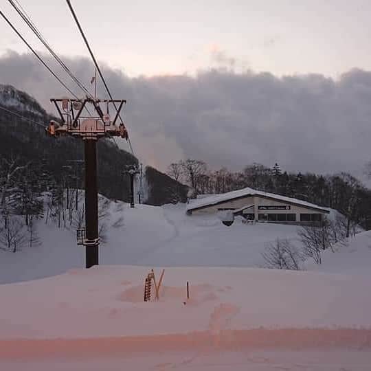 栂池高原スキー場さんのインスタグラム写真 - (栂池高原スキー場Instagram)「おはようございます！ 栂池高原スキー場、朝イチ情報です。  天候　晴れ 気温　-6.5℃ 風速  2m/s 積雪　309cm  powderが20cm程復活いたしました。 ご来場お待ちしております  栂池の天候はこちら↓ https://weathernews.jp/s/ski/spot/34808/  #栂池高原 #栂パウ #スキー #スノボー #フリースキー #tsugaike #hakubavalley」2月5日 7時59分 - tsugaike_kogen