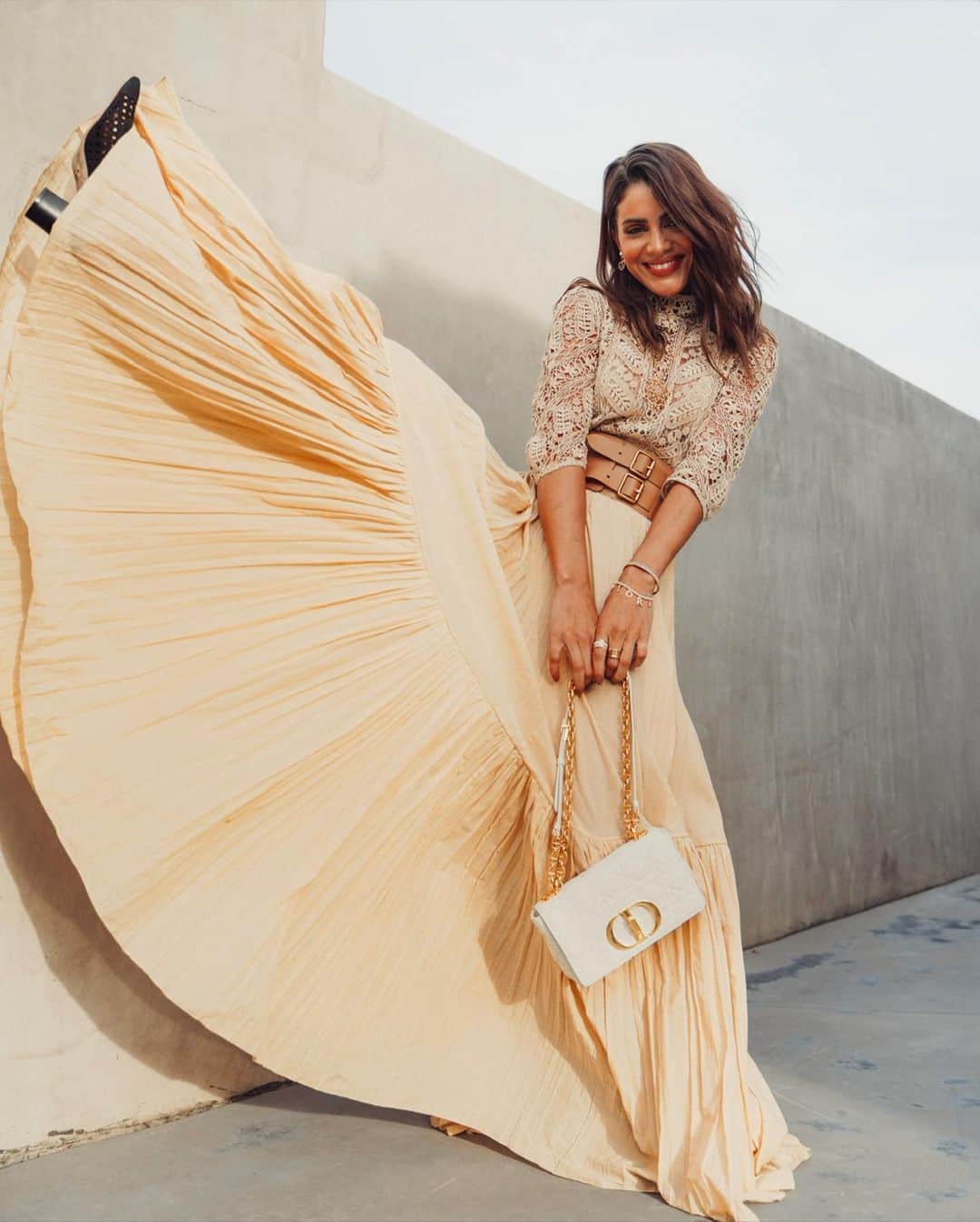 Camila Coelhoさんのインスタグラム写真 - (Camila CoelhoInstagram)「Golden hour in DIOR💛  Fim de tarde em Dior! Quem também ama um look monocromático?!   #GiftedbyDior #ootd」2月5日 7時53分 - camilacoelho
