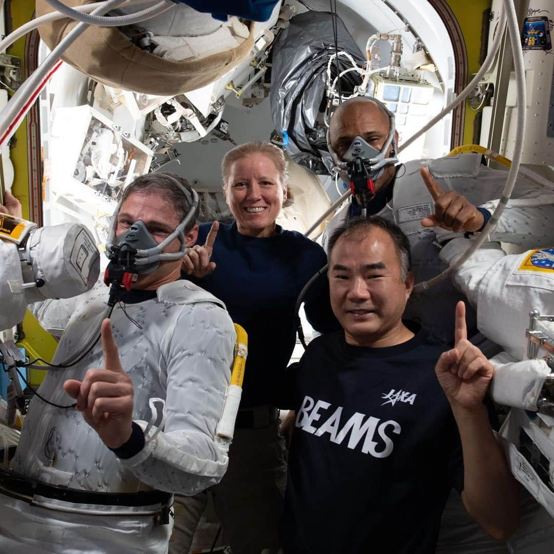 国際宇宙ステーションさんのインスタグラム写真 - (国際宇宙ステーションInstagram)「Clockwise from bottom right are, Expedition 64 Flight Engineers and SpaceX Crew-1 members Soichi Noguchi, Michael Hopkins, Shannon Walker and Victor Glover during spacewalk preparations inside the U.S. Quest airlock. Hopkins and Glover are wearing masks breathing pure oxygen to purge nitrogen from their bodies before beginning their spacewalk. The pre-breathe protocol helps prevent a condition known as the "bends" that can occur when the body is exposed to different pressure environments. #nasa #jaxa #astronaut #spacex #crew #dragon #crewdragon #quest #international #space #station」2月5日 7時54分 - iss