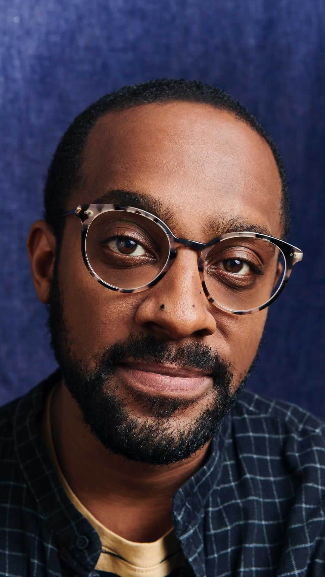 Warby Parkerのインスタグラム：「Our longtime photographer partner and @colorpositiveco founder, @jai.lennard! In celebration of Black History Month, we chatted with Jai about @colorpositiveco, an organization focused on amplifying Black artists in photography, styling and directing, and mentoring the youth. Thank you for sharing your knowledge and experience with us, Jai!   📍 Location: Brooklyn, NY  💙 Passion project: @colorpositiveco  👓 Acetate or metal frames? Acetate  🏆 Recent win: Hollywood Reporter cover with George Clooney, Spike Lee, Regina King, George C. Wolfe, Paul Greengrass, Chloé Zhao, and Lee Isaac Chung.  🤗 Can’t live without: My father's Louisiana gumbo  (Jai is sporting Langley in Opal Tortoise.)」