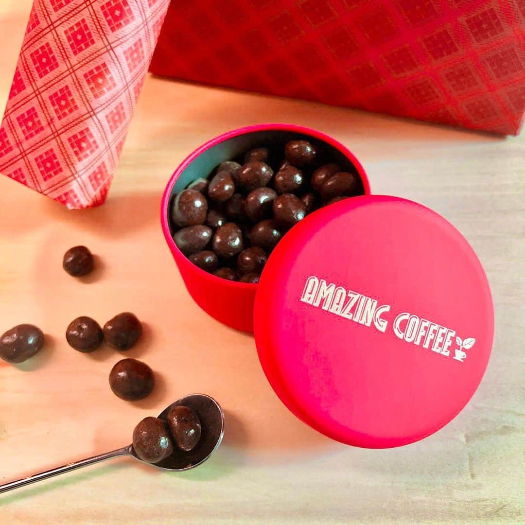 AMAZING COFFEEさんのインスタグラム写真 - (AMAZING COFFEEInstagram)「. 💝AMAZING VALENTINE💝 . コーヒー豆を口当たりのいいチョコレートで包み込んだビーンズチョコレート『アメコのマメチョコ』が今年も登場です🍫✨ . コーヒー豆は"AMAZING BLEND"を使用しています🌱 カリっと噛むと口の中に広がる、芳醇な香りをお楽しみください☕️ . また、皆様のご要望にお応えし、パッケージが高級感のある缶にバージョンアップしました⭐️ さらりとした手触りで、食べ終わったあとも小物入れにもお使いいただけるので 大切な方やお世話になっている方へのプレゼントにぴったりです👌🎵 . 今年も素敵なAMAZING VALENTINEを過ごしませんか🍫💝 . 【販売開始日】 2021/2/8(月)〜 ※AMAZING COFFEE ONLINEは、2/8(月)12:00〜の販売となります。 . 【商品名】 アメコのマメチョコ . 【販売価格】 ¥1,200(税込) . 【販売店舗】 🍫TOKYO NAKAMEGURO 🍫OSAKA SOUTH SIDE 🍫AMAZING COFFEE ONLINE . #AMAZINGCOFFEE #アメージングコーヒー #AMeCO #アメコ #TOKYONAKAMEGURO #OSAKASOUTHSIDE #AMAZINGCOFFEEONLINE #Coffee #コーヒー #☕️ #AMAZINGVALENTINE #アメージングバレンタイン #VALENTINE #バレンタインデー #🍫 #💝 #Chocolate #チョコレート #プレゼント #Cafe #カフェ #中目黒カフェ #堀江カフェ #南堀江カフェ」2月5日 7時56分 - amazing_coffee_official