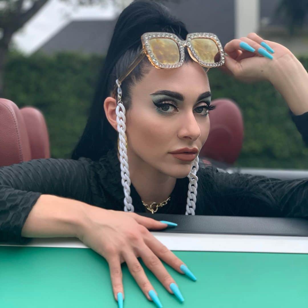 カーミンのインスタグラム：「self care is a full time job   @revolvebeauty」