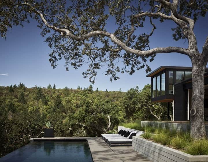 ELLE DECORさんのインスタグラム写真 - (ELLE DECORInstagram)「“Pools and patios are always tough on hillsides,” says designer and architect George Bevan, of @bevan_associates, of this vacation home in the hills of Sonoma, California. “If you and I were standing in the living room facing out to the pool area, you can’t see it. We had a dialogue about when to introduce the pool [in the viewer’s eye level] … it’s a water feature more than it is a pool: At rest, it’s a direct reflection of the changing sky, and it totally changes throughout the day.” The outdoor furniture is by RH, Restoration Hardware. Click the link in bio for the full tour. Photography by @douglasfriedman.」2月5日 8時01分 - elledecor