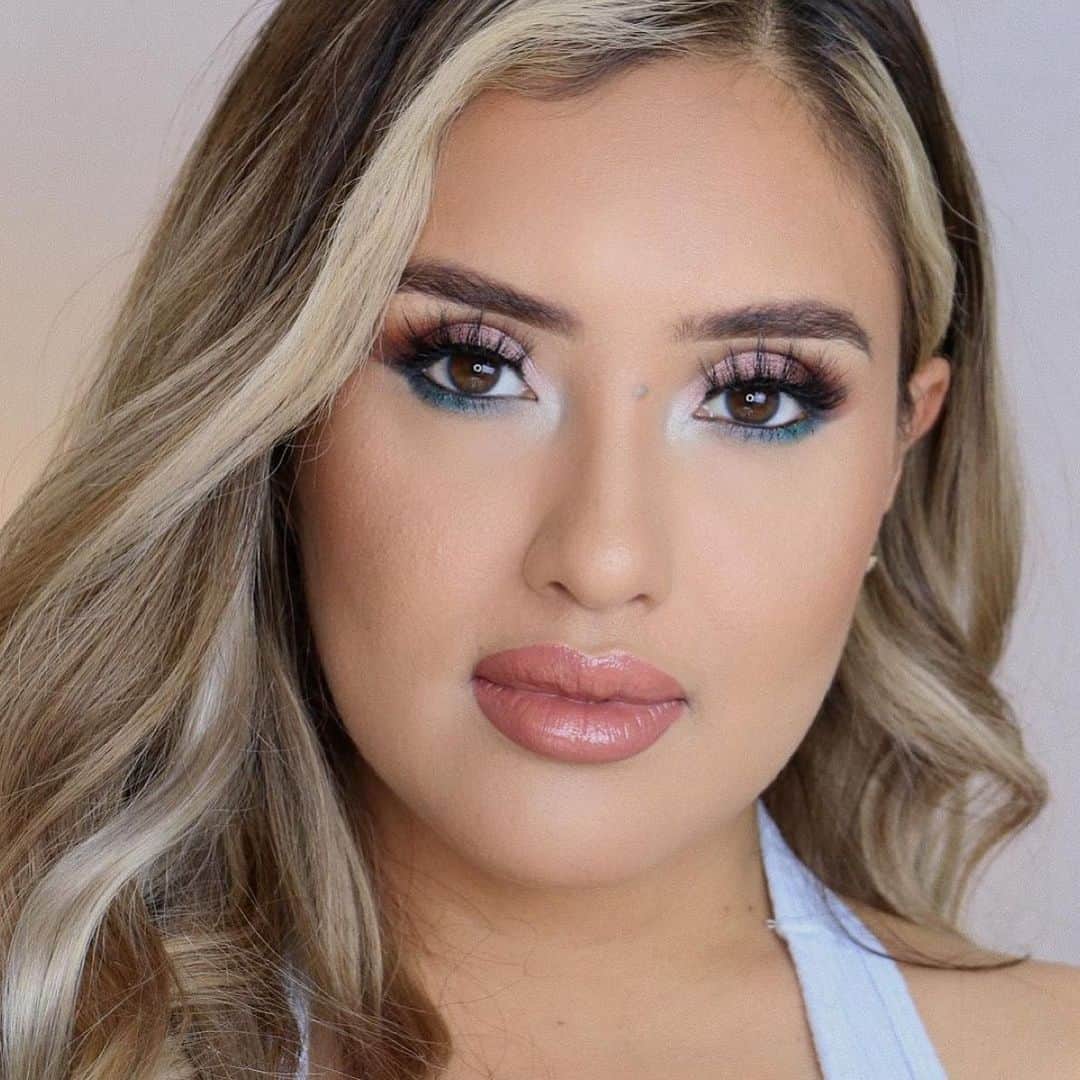 LiveGlamのインスタグラム：「This lip combo will never go out of style 😍💄 @beautybysarahii created this perfect pout using our “Muffin” lip liner and “Plane Jane” gloss 💋✨ What’s your go-to #LiveGlam lip combo?! #LiveGlamFam」