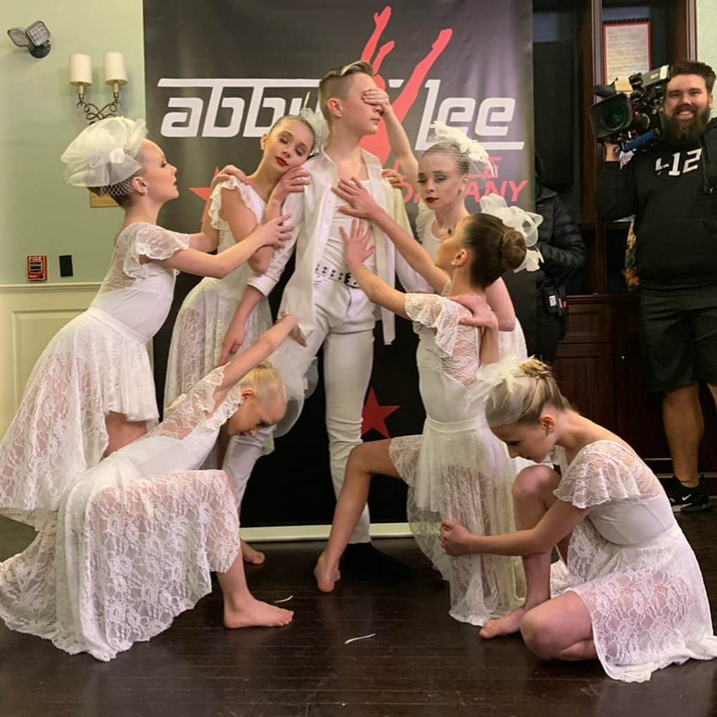 アビー・リー・ミラーさんのインスタグラム写真 - (アビー・リー・ミラーInstagram)「#throwbackthursday Here’s to the beginning of the end! Love & gratitude to to the superb cast of #dancemoms #season8  I miss the weekly grind!!!  #abbyleedancecompany #abbyleemiller #abbylee #abby #aldcalways #pgh  #pittsburgh #aldcpgh #la #losangeles #aldcla」2月5日 8時08分 - therealabbylee