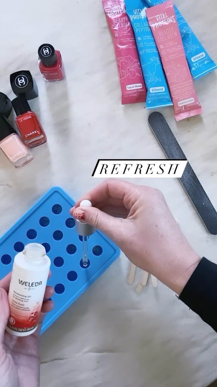 JO BAKERのインスタグラム：「R E F R E S H • R E S E T🥒 Creating little home rituals... finding new ways to soothe and self nurture. Head over to my stories to see how to create a refreshing eye awakening treat you can enjoy anytime you need a 5 min personal time out! #eyes #eye #eyetreatment #selflove @weleda_usa #awakeningoil #jobakermakeupartist #diyfacemask #eyelollipop #weledapartner」
