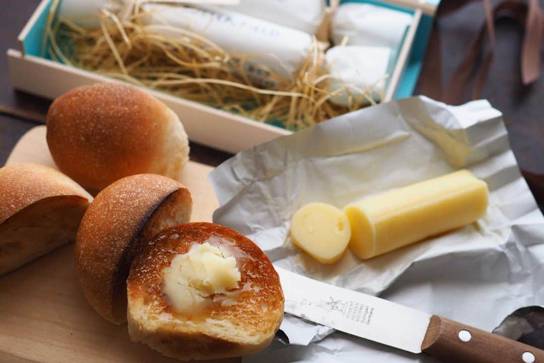Rocoのインスタグラム：「#バターフィールド "はちみつ”  を自家製パンにのせて朝ごはん🧈🍞  北海道豊富温泉にある川島旅館が、地元北海道豊富牛乳を活かして作った手作りバター。搾りたての豊富牛乳100％使用し、保存料、添加物などは一切使用せずに北海道産のてん菜糖、ミネラル分豊富な宗谷の塩を使用しています。  "鮭ぶし“は炊き立てごはんにのせて、“トリュフ"は牛肉を塩胡椒で焼いたのにのせて醤油たらりで。 パッケージも素敵でプレゼントにも良さそう！！  http://kawashimaryokan.co.jp/pb  #川島旅館 #フレーバーバター#利尻昆布バター#バター#butter#豊富牛乳#豊富温泉#北海道」
