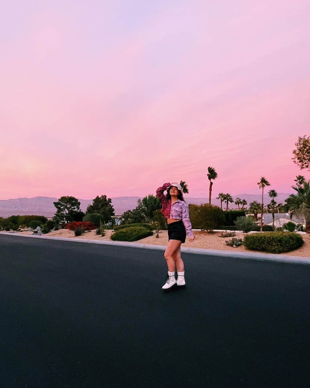 Brooke Marie Hylandさんのインスタグラム写真 - (Brooke Marie HylandInstagram)「Watching sunsets over Netflix every chance I get 💕 ... but drop your TV series recommendations just bc ;)」2月5日 8時06分 - brookehyland