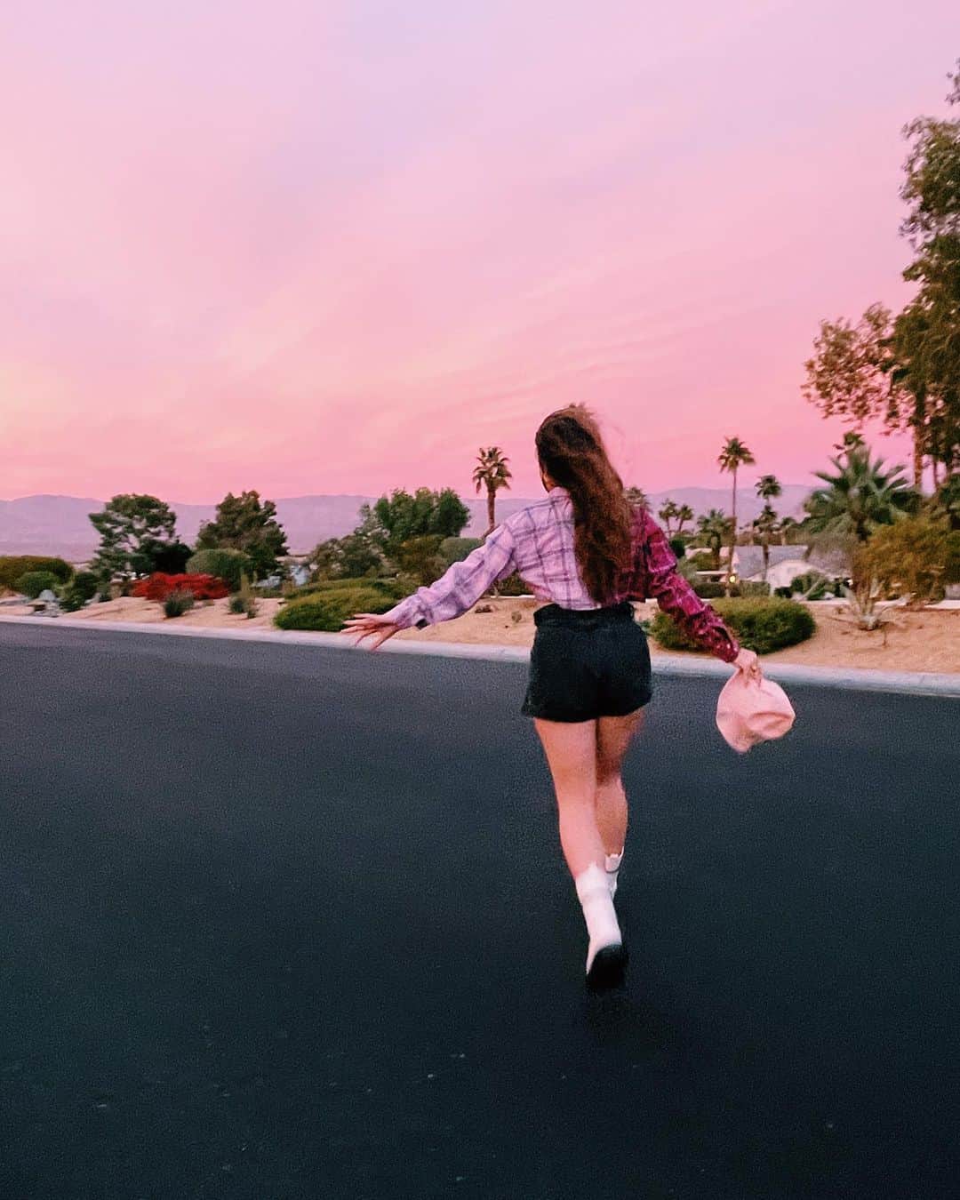 Brooke Marie Hylandさんのインスタグラム写真 - (Brooke Marie HylandInstagram)「Watching sunsets over Netflix every chance I get 💕 ... but drop your TV series recommendations just bc ;)」2月5日 8時06分 - brookehyland