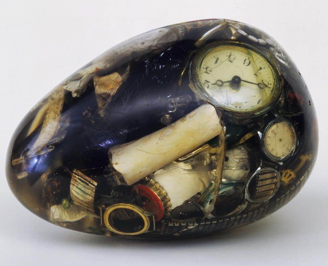 ニューヨーク近代美術館のインスタグラム：「I spy...🕵️ Can you spot all of the items compressed into Natsuyuki Nakanishi's "Compact Object"?   See the egg-like sculpture—measuring just above 8 inches long—in the #MoMACollection gallery Everyday Encounters, which explores the cultural exchange between Japan and the United States following World War II, when artists in both nations sought to create an art that—in its subject matter, materials, and making—was closely intertwined with daily life. — #NatsuyukiNakanishi. "Compact Object." 1962. Bones, watch and clock parts, bead necklace, hair, eggshell, lens, and other manufactured objects embedded in polyester. © 2021 Natsuyuki Nakanishi」