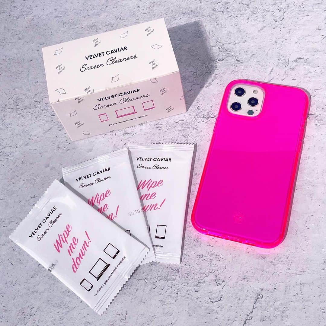 VELVETCAVIARさんのインスタグラム写真 - (VELVETCAVIARInstagram)「Remember what it was like to be the cool kid with the pack of gum in school? Well, guess what?! You can be the cool adult with the Velvet Caviar Screen Cleaners and everyone is going to want to be your best friend 😂💖Keep your screens disinfected and your devices protected! Available now @velvetcaviar #velvetcaviar」2月5日 8時17分 - velvetcaviar