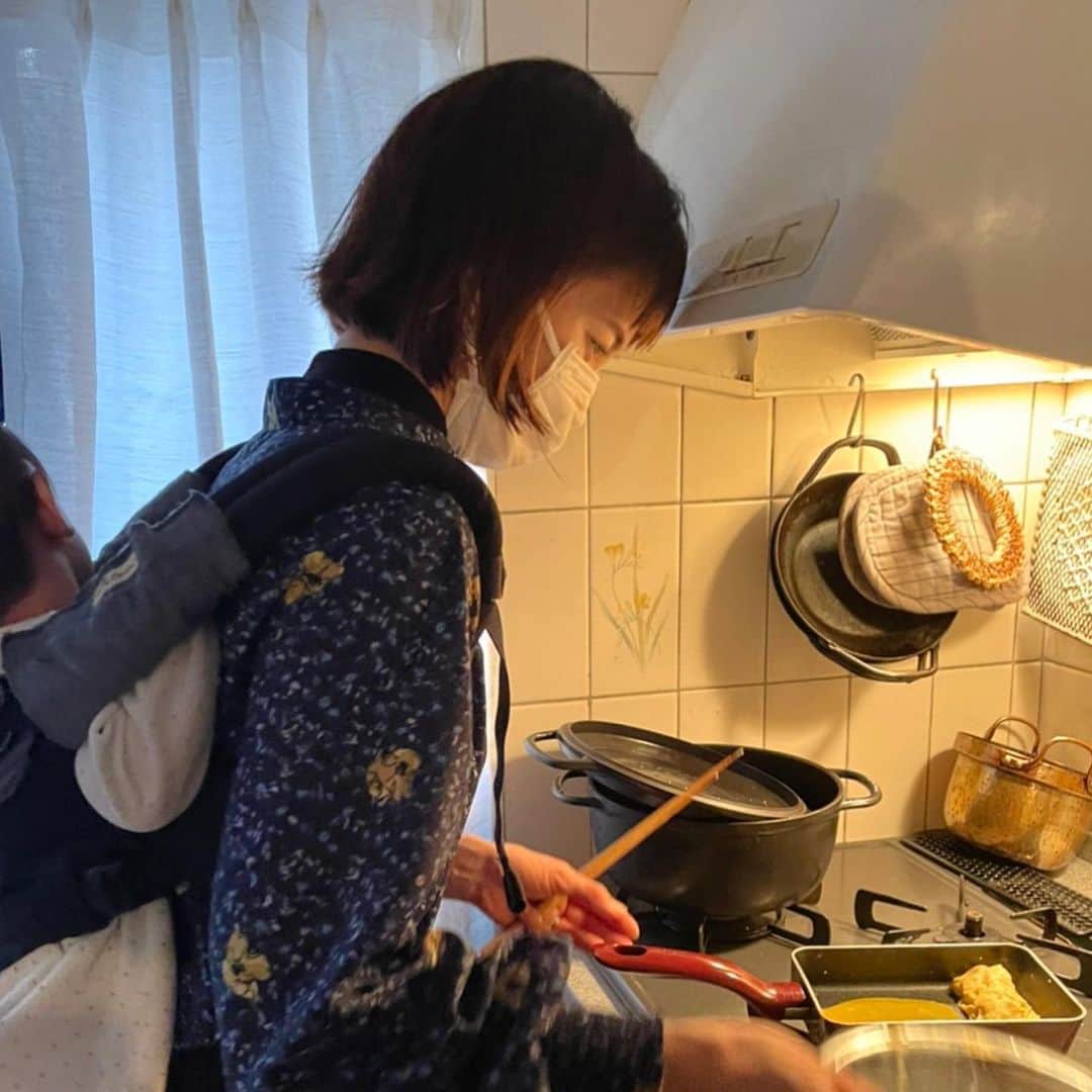 安田美沙子さんのインスタグラム写真 - (安田美沙子Instagram)「先日、尊敬する　 真藤　舞衣子先生 @maikodeluxe  にお料理を教えていただきました。 全てがとても美しくて、美味しい。。。 基礎からきちんと学びたいのと、プロの作る過程をきちんと見ると、学ぶことが多すぎて、反省の嵐でした。 今年はお料理のレベルアップを。。。 尊敬する人がそばにいてくださることに感謝です。 どれもほんとに美味しかった✨ . . . 学びの時間。 置いたら泣く弟は、ずっとおんぶ。笑 . . . #cooking #japanese #お料理教室　#和食　#おいなりさん #焼豚　#白あえ　#出汁巻き卵 #お勉強　#大好きなひと」2月5日 8時13分 - yasuda_misako